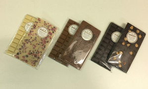 weiße Schokolade mit Trockenfrüchten
Edel-Vollmilchschokolade mit buntem Pfeffer
dunkle Schokolade mit Haselnüssen